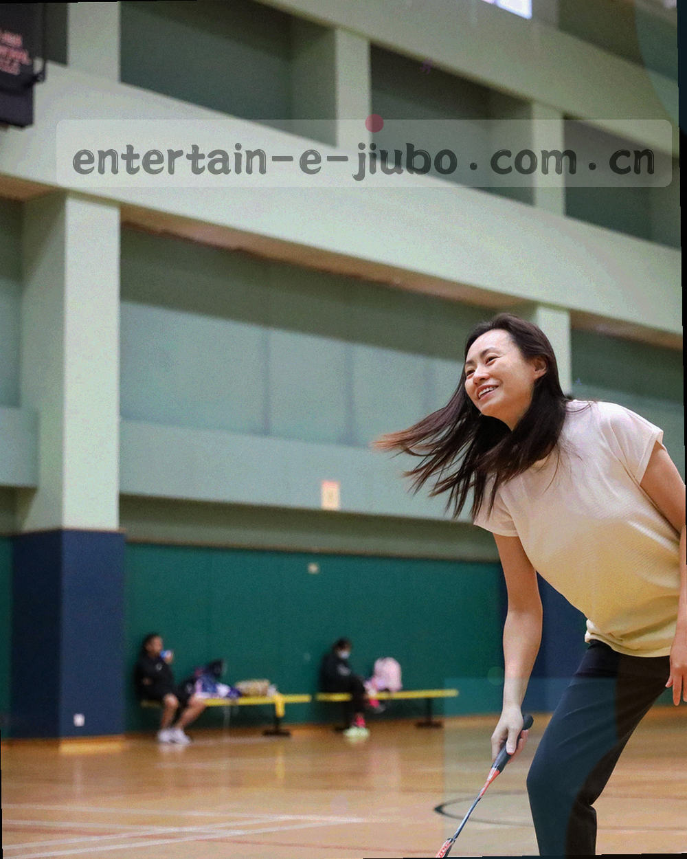 俯拍桌面上摊开的票据、编号卡片与手绘类别图表，记录整理工作的起点